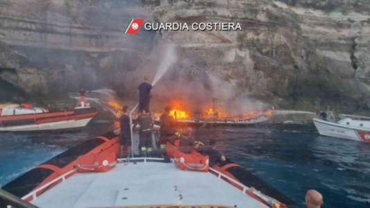 Paura in mareCaicco carico di turisti in fiamme al largo di Lampedusa: salvati i 30 passeggeri a bordo