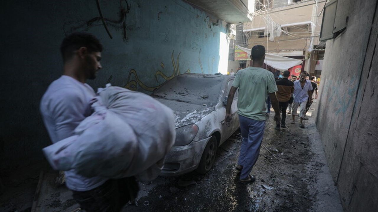 Feriti trasportati in ospedale a Gaza (Foto Ansa)