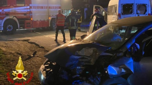 Impatto sulla StataleIncidente sulla 106 a Crotone, scontro tra un’auto e un furgone: feriti i due conducenti