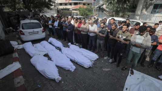 Morti per le strade di Gaza (foto Ansa)