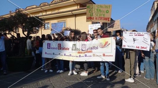 La protesta«Non siamo pacchi da spostare»: a Vibo studenti del liceo in piazza per dire No allo smembramento dell’istituto