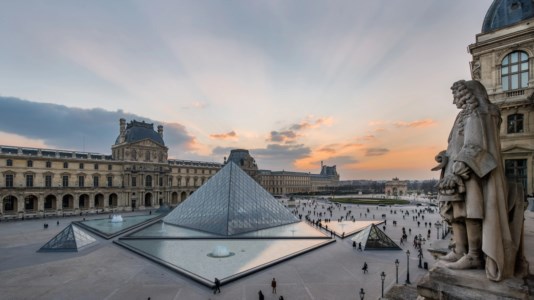 Allerta terrorismoIl museo del Louvre chiude per motivi di sicurezza dopo l’attentato in un liceo nel nord della Francia