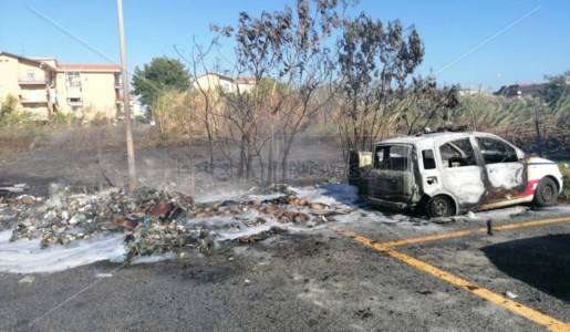 In fiammeIncendio di vegetazione a Catanzaro distrugge auto dell’azienda sanitaria