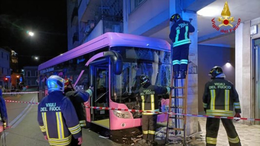 Il bus che si è schiantato contro un pilastro