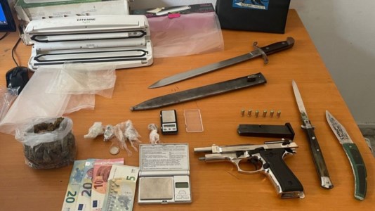 Controlli a tappetoReggio Calabria, sorvegliato speciale arrestato per spaccio di droga: trovate armi nella sua abitazione