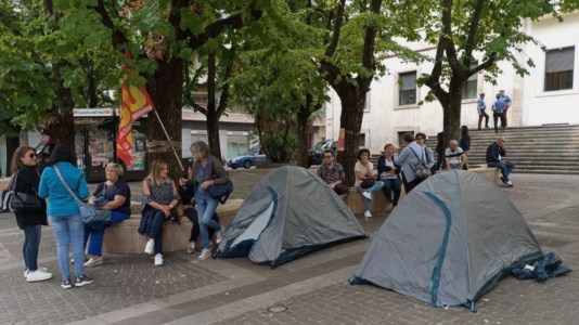 Il sit-inTirocinanti, mobilitazione dell’Usb a Cosenza: «Da oggi presidio permanente davanti alla Prefettura»
