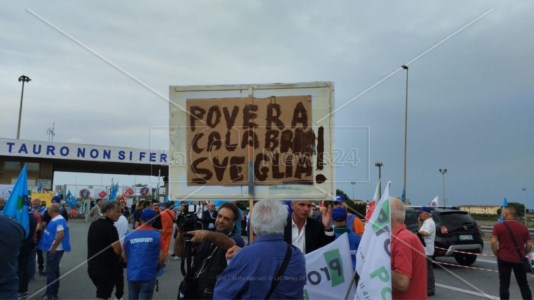 Sit-inDa destra a sinistra tutti a difesa del Porto di Gioia Tauro, Occhiuto: «Europa stupida, l’inquinamento non ha confini»
