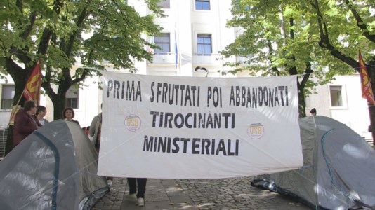 La vertenzaContinua la protesta dei tirocinanti a Cosenza, ora sperano in un emendamento per essere assunti