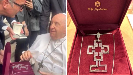 EccellenzeA papa Francesco una croce ispirata all’opera di Gioacchino da Fiore realizzata dagli orafi calabresi Spadafora