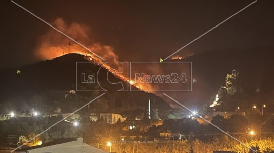 Incendio a PaolaFiamme sulla collina di fronte al Santuario di San Francesco: minacciato il monastero di clausura