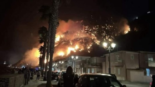 Ore di pauraVasto incendio a Bagnara, inferno di fuoco sovrasta la cittadina