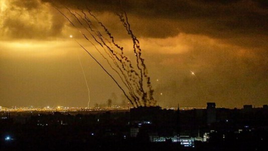 Lancio di razzi da Gaza su Israele (Foto Ansa)