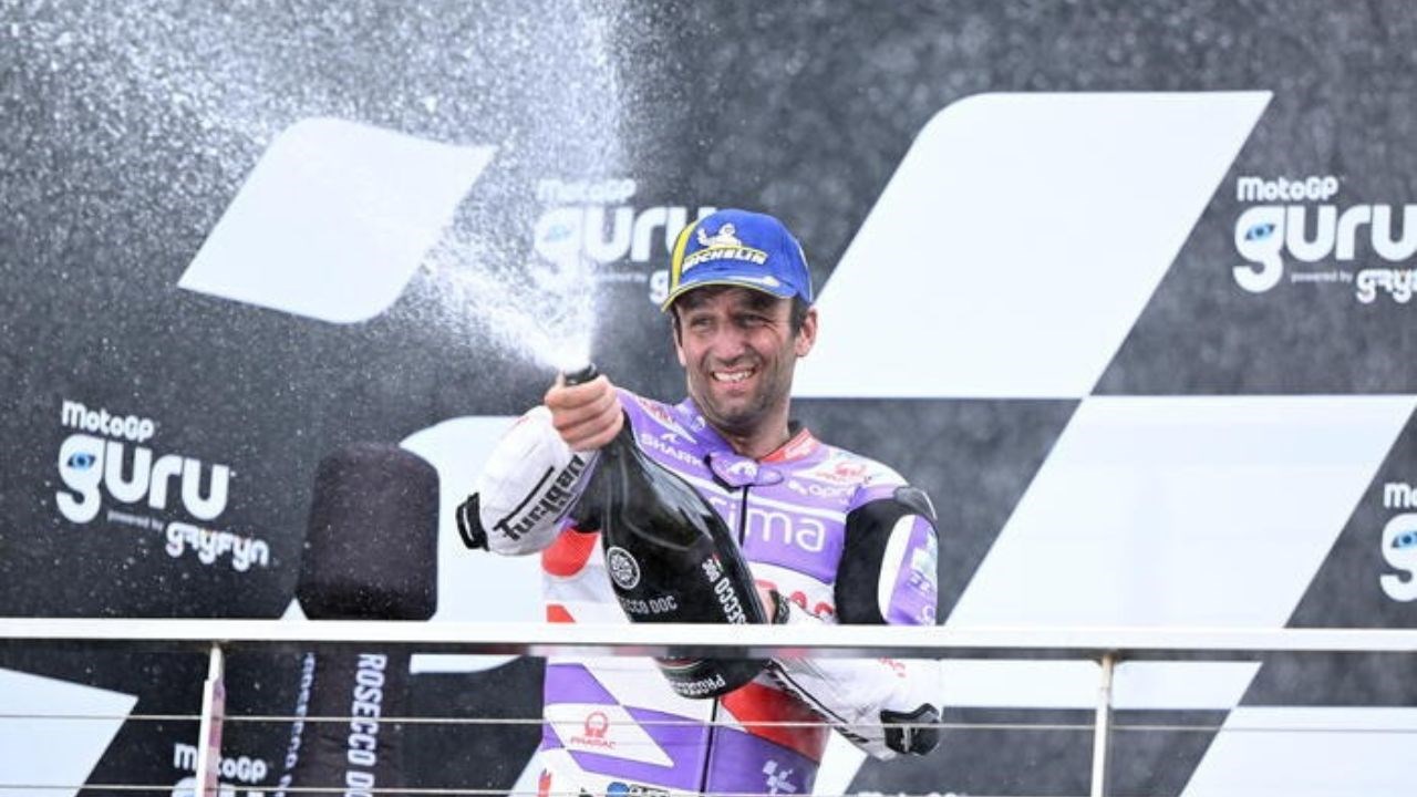 Johann Zarco (Ducati) festeggia la vittoria sul podio di Phillip Island (Foto Ansa)