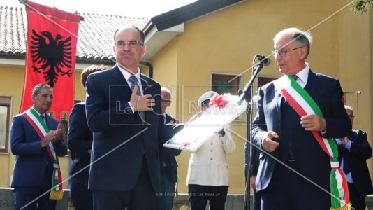 Ultima tappa«Qui ho trovato una parte del mio cuore»: da Falconara Albanese il presidente Begaj saluta l’Arberia
