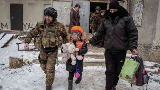Una guerra in sordinaIn Ucraina si continua a morire: bambini strappati ai genitori per salvarli dalla “Sindrome di Bakhmut”