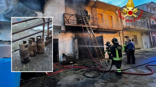 Alba infuocataIncendio nel Crotonese, le fiamme si propagano da un magazzino ad un’abitazione: vigili del fuoco in azione