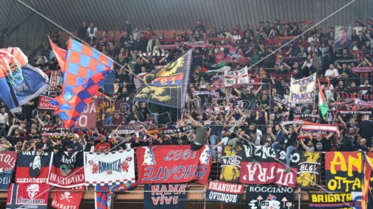 I tifosi rossoblù al Ferraris (Foto Francesco Spina)