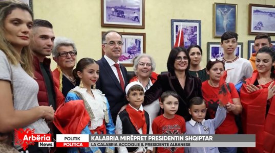 Presidentit Begaj në KalabriL’abbraccio delle comunità arbëreshe al presidente albanese che ringrazia: «Qui come a casa mia»