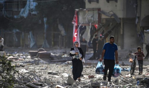 Macerie dopo i bombardamenti a Gaza (foto Ansa)