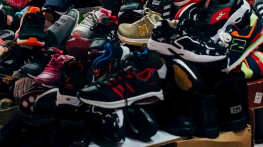 SolidarietàL’Agenzia delle dogane dona 4mila paia di scarpe alla Croce Rossa di Rosarno: andranno a poveri e migranti