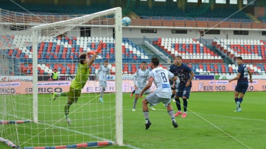 L’iniziale goal del vantaggio per il Cosenza firmato da Venturi (Foto Francesco Spina)