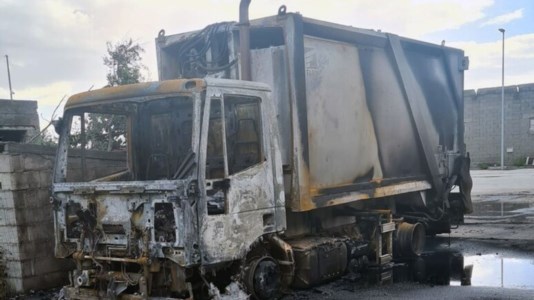 IntimidazioneCetraro, in fiamme un camion per la raccolta dei rifiuti. Il sindaco Cennamo: «Chiaro episodio criminale»