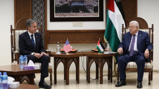 Il segretario di Stato Usa, Antony Blinken, e il presidente dell’Anp, Abu Mazen, durante incontro in Cisgiordania (Foto: Ansa)