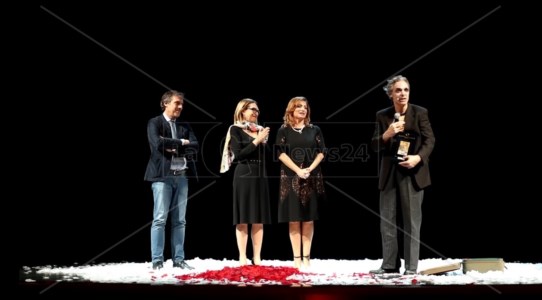 Lo spettacoloFestival d’autunno, Francesco Colella trionfa al Politeama: standing ovation per il suo ritorno a Catanzaro