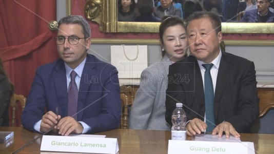 L’ambasciatore Guang Defu con Giancarlo Lamensa