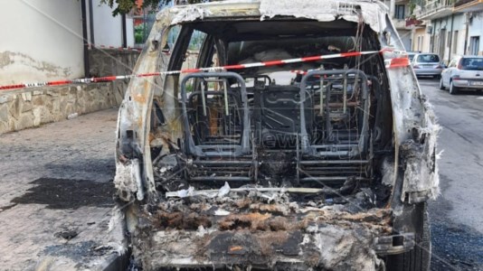 Incendio distrugge furgone a Trebisacce