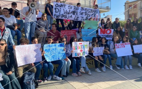 In piazzaLocri, esplode la protesta degli studenti contro l’accorpamento scolastico