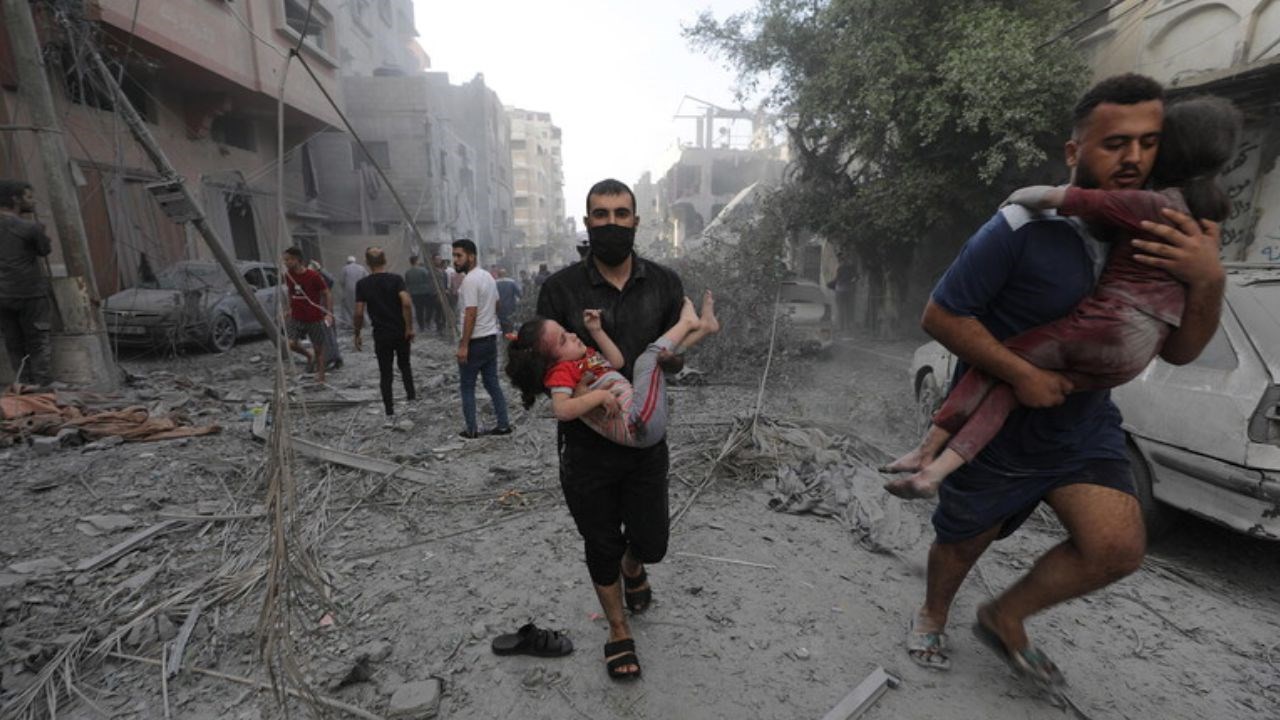 Circa 4mila bambini avrebbero perso la vita a Gaza a causa degli attacchi di Israele nell’ultimo mese (Fonte: Ansa)