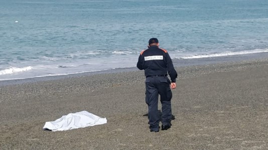 Dramma in acquaTragedia nel Cosentino, 53enne muore annegato in mare: recuperato il cadavere