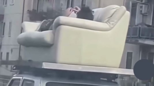 Mondo socialSdraiato su un divano caricato sul tetto di una Panda in giro per Catania: il video diventa virale