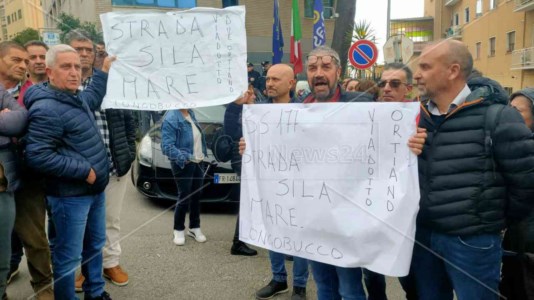 Battaglia senza fineCrollo del ponte di Longobucco, strada chiusa da sei mesi e cittadini esasperati: «Violato il nostro diritto alla mobilità»