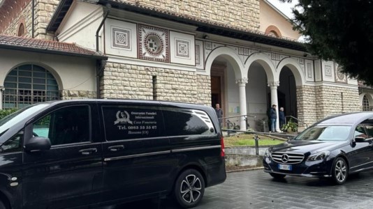 Il luttoA Brescia i funerali dell’operaio morto schiacciato da un muletto a Corigliano Rossano