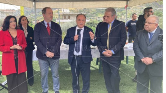 La cerimoniaGratteri diventa cittadino onorario di Portigliola e inaugura un campetto di calcio: «Ai giovani dico che delinquere non conviene»