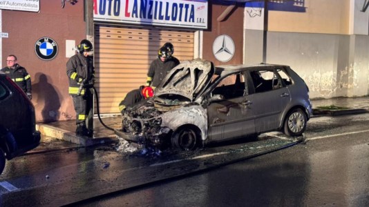Grave intimidazioneCassano allo Jonio, incendiata nella notte l’auto del giornalista Luigi Cristaldi. Le reazioni