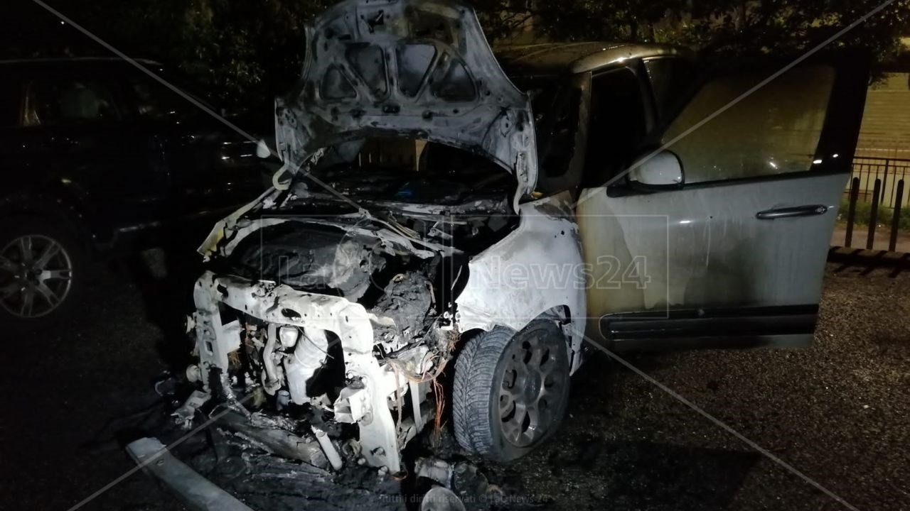 L’auto incendiata della presidente del Consiglio comunale di Corigliano Rossano Marinella Grillo