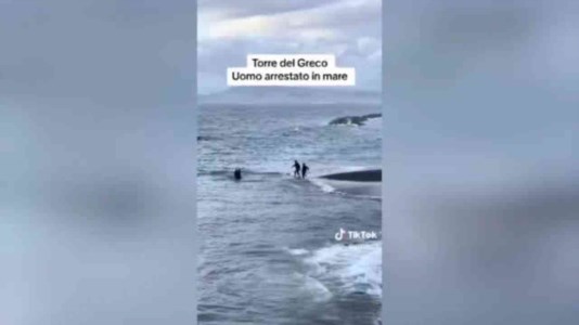 Torre del GrecoSi tuffa in mare per evitare la cattura: i carabinieri lo raggiungono e lo arrestano in acqua