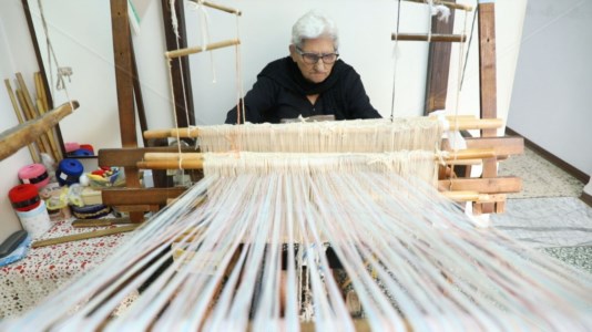 I nostri formatCarmela, la “maestra del telaio” di Rombiolo si racconta a LaC Storie