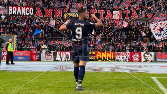 Restrizioni in vistaCatanzaro-Cosenza,  derby di Calabria “a rischio 3”: limitazioni per tifosi dei lupi