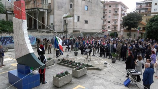La cerimoniaA Paola studenti e istituzioni omaggiano i caduti di Nassirya: «Il desiderio di pace sia sempre più forte»