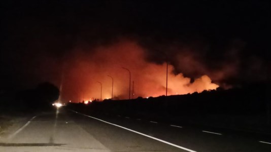 Incendio nella LocrideIn fiamme una cabina elettrica nei pressi della statale 106: black out tra Camini e Riace Marina