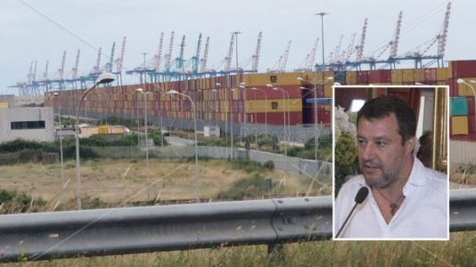 Sullo sfondo il porto di Gioia Tauro, nel riquadro Matteo Salvini