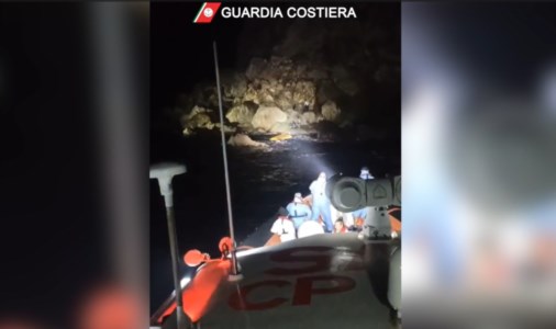 Le operazioniMigranti soccorsi su una scogliera a Lampedusa, recuperate 40 persone e il corpo senza vita di una bimba