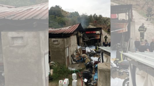 Il rogoIncendio a Reggio Calabria, danneggiato un capannone in località Pietrastorta