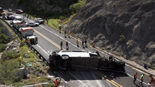 Il drammaDrammatico incidente in Messico, autobus si ribalta su un’autostrada: 12 morti e 58 feriti