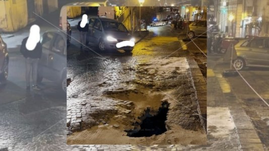 L’incidenteSi apre una voragine nel centro storico di Corigliano, auto resta incastrata
