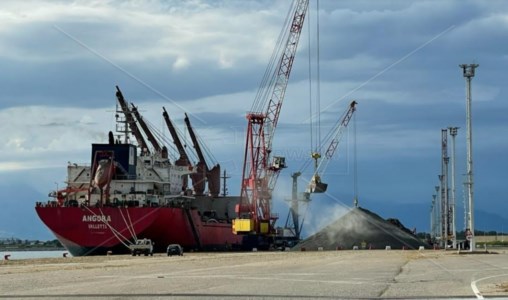 Le attività di movimento ferroso nel porto di Corigliano Rossano